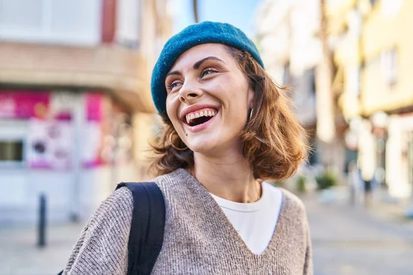 Joven Mujer Caucásica Turista Sonriendo Confiado Caminando Calle — Foto de Stock