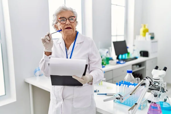 研究室では科学者の制服を着ているシニア白髪の女性 — ストック写真