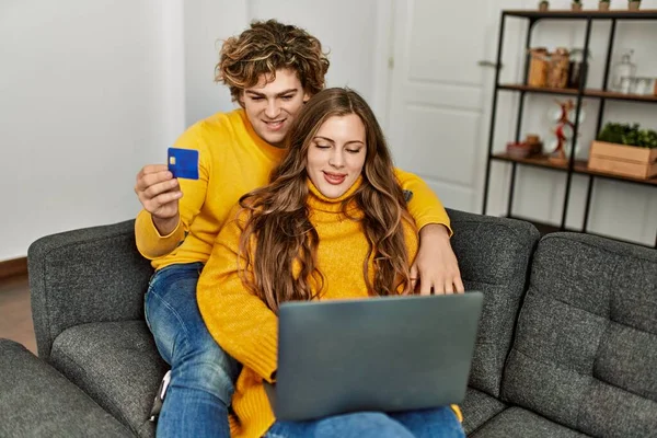 Jong Kaukasisch Paar Met Behulp Van Laptop Credit Card Knuffelen — Stockfoto