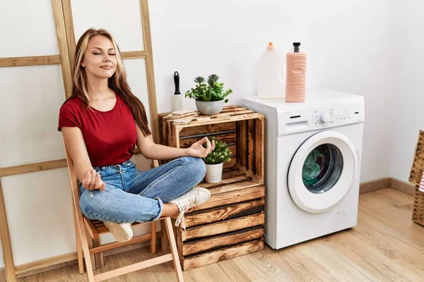 Young Caucasian Girl Doing Yoga Waiting Washing Machine Home — Foto de Stock