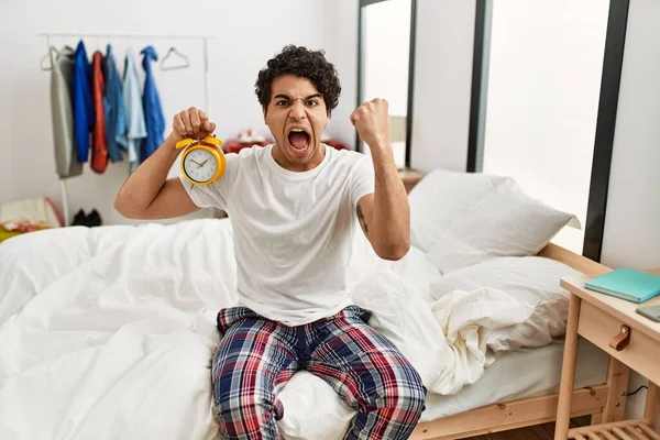Junger Hispanischer Mann Mit Wecker Sitzt Genervt Und Frustriert Schlafzimmer — Stockfoto