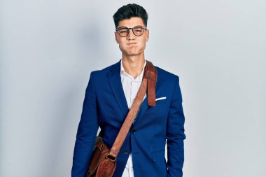 İş kıyafetleri giymiş, komik yüzlü, yanak şişiren genç bir İspanyol. Havayla şişmiş ağız, çılgın bir ifade.. 