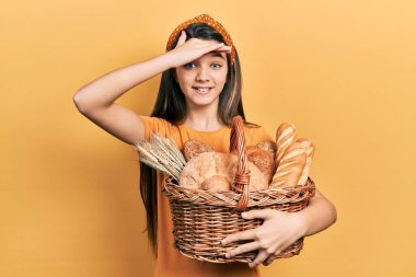 Genç esmer kız elinde hasır sepetle ekmeği tutarken gergin ve hayal kırıklığına uğramış, şaşırmış ve sinirli bir yüz ifadesi vardı. 