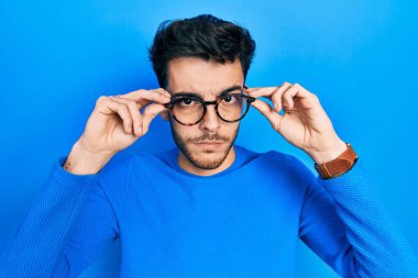 Gözlüklü, şüpheci ve gergin, sorunlu bir İspanyol genç. negatif kişi. 