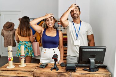 Perakende satış mağazasında müdürlük yapan bir grup genç İspanyol kafa kafaya verip hayal kırıklığına uğramış, şaşırmış ve kızgın yüzlü insanlar. 