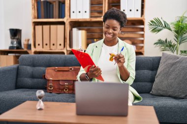 Psikoloji merkezinde telekonksiyon reçetesi yazan Afrikalı Amerikalı kadın psikolog.