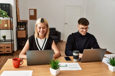 Ofiste çalışırken gülümseyen iki iş adamı..