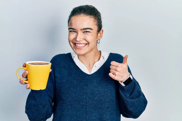 Young Caucasian Girl Holding Coffee Smiling Happy Positive Thumb Doing — 图库照片