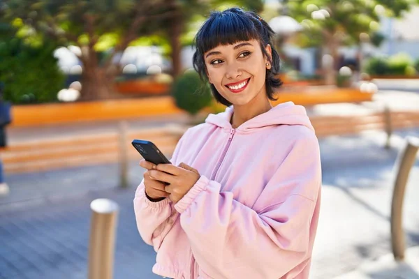 Junge Frau Lächelt Selbstbewusst Mit Smartphone Park — Stockfoto