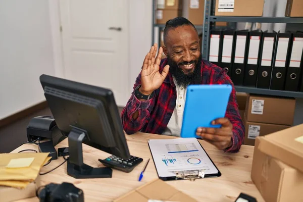 Африканський Американець Який Працює Малому Бізнесі Робить Відеодзвінок Який Виглядає — стокове фото