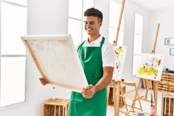 Mladý Hispánec Muž Usměvavý Sebevědomě Vypadající Kreslit Plátno Výtvarném Studiu — Stock fotografie