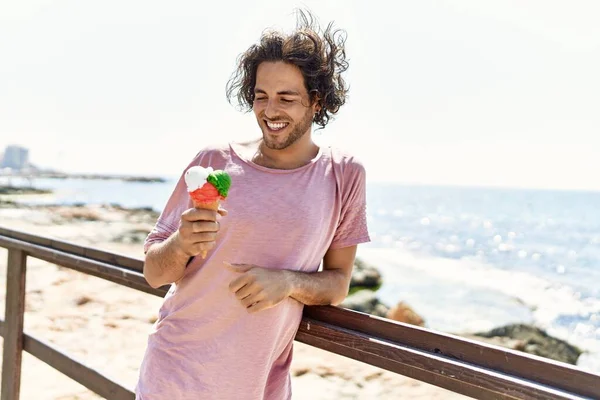 Jovem Hispânico Sorrindo Feliz Comer Sorvete Praia — Fotografia de Stock