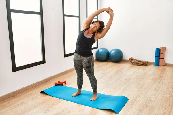 Hispanische Sportlerin Mittleren Alters Lächelt Glücklich Beim Stretching Sportzentrum — Stockfoto