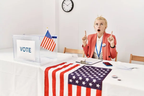 Beautiful Caucasian Woman Working Political Campaign Amazed Surprised Looking Pointing — ストック写真