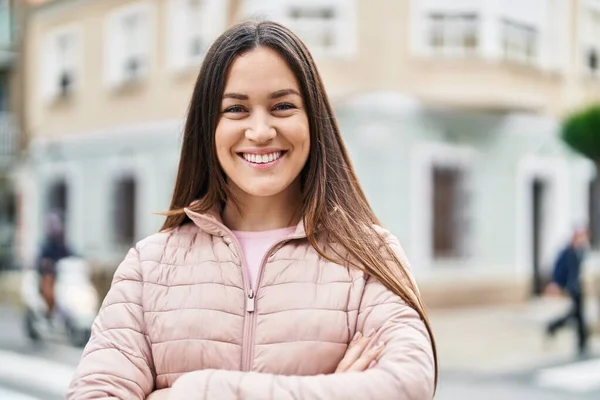 Mujer Joven Sonriendo Confiada Pie Con Los Brazos Cruzados Gesto — Foto de Stock