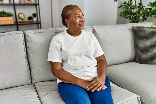 Senior African American Woman Smiling Confident Sitting Sofa Home — Zdjęcie stockowe