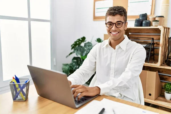 Mladý Hispánec Pracující Laptopem Kanceláři Firmy — Stock fotografie
