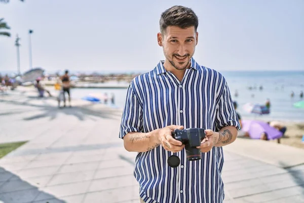 Jovem Homem Bonito Usando Câmera Fotografia Dslr Junto Mar — Fotografia de Stock
