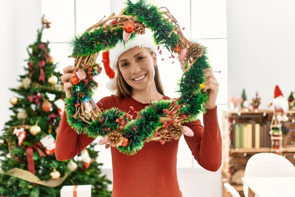 Mladý Kavkazský Žena Usměvavý Jistý Držení Vánoční Výzdoba Doma — Stock fotografie