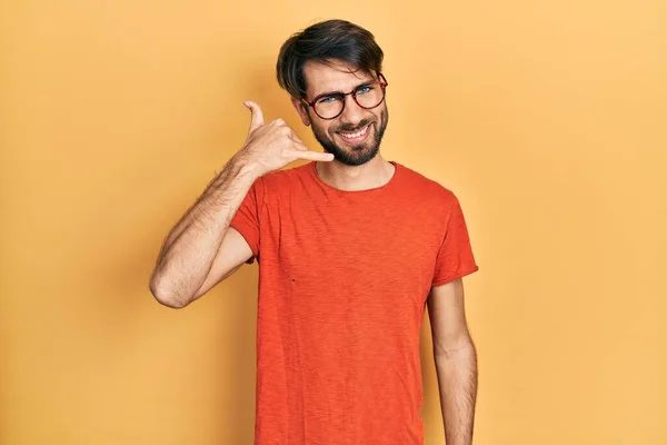 Joven Hispano Vestido Con Ropa Casual Gafas Sonriendo Haciendo Gesto —  Fotos de Stock