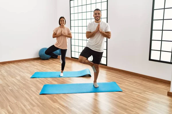 Latin Man Woman Couple Smiling Confident Training Yoga Sport Center — ストック写真