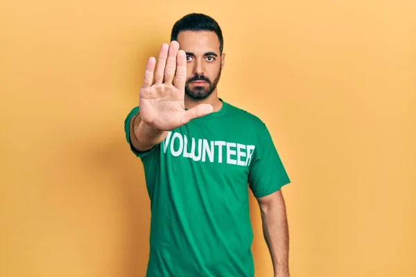 Bonito Homem Hispânico Com Barba Vestindo Camiseta Voluntária Com Mão — Fotografia de Stock