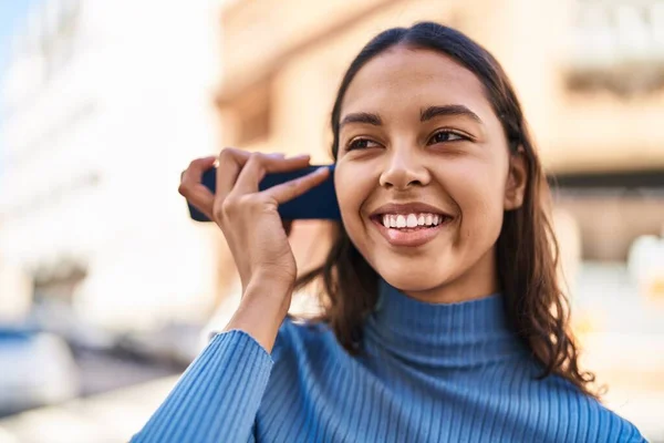 Mujer Afroamericana Joven Sonriendo Confiado Escuchando Mensaje Audio Por Teléfono —  Fotos de Stock