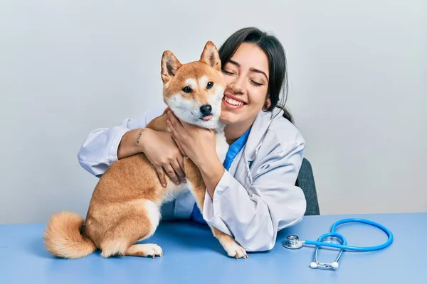 Tierärztin Uniform Der Klinik Umarmt Hund Mit Liebe — Stockfoto