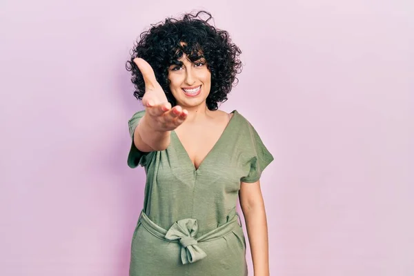 Młoda Kobieta Bliskim Wschodzie Ubrana Luźne Ubrania Uśmiechnięta Przyjazna Oferująca — Zdjęcie stockowe