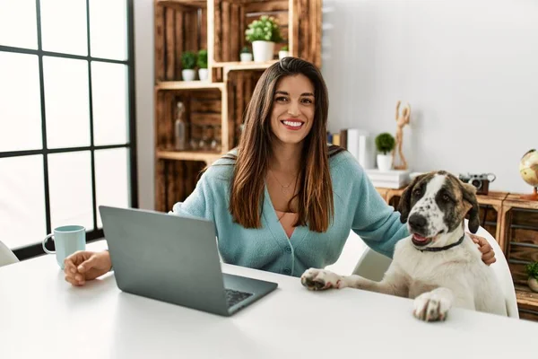 Ung Kvinna Som Använder Laptop Sitter Bord Med Hund Hemma — Stockfoto