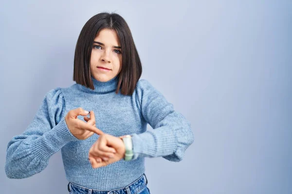 Mujer Hispana Joven Pie Sobre Fondo Azul Con Prisa Apuntando —  Fotos de Stock