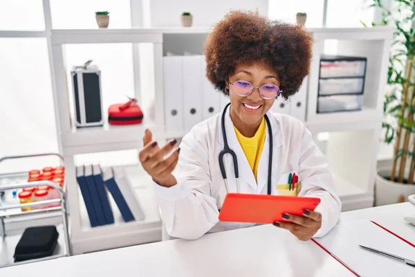Mujer Afroamericana Vistiendo Uniforme Médico Teniendo Videollamada Clínica —  Fotos de Stock