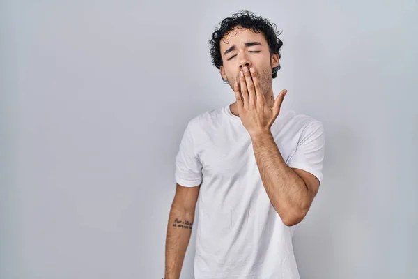 Hispanic Man Standing Isolated Background Bored Yawning Tired Covering Mouth — Foto de Stock