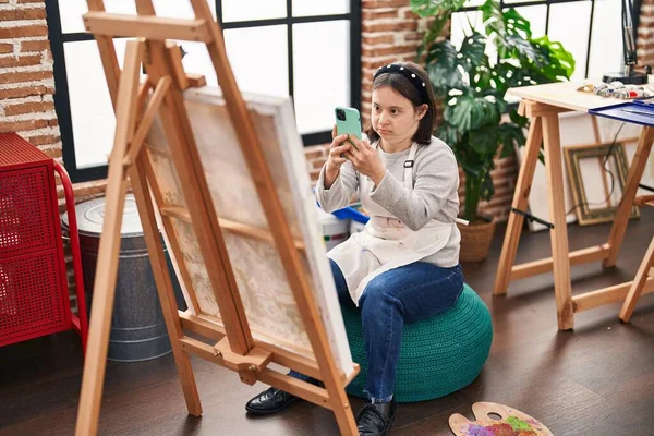 Mladá Žena Dolů Syndrom Umělec Fotit Chytrým Telefonem Čerpat Ateliéru — Stock fotografie