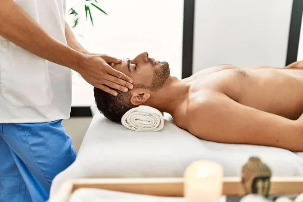 Två Latinamerikanska Män Terapeut Och Patient Som Har Ansiktsmassage Skönhetscentret — Stockfoto