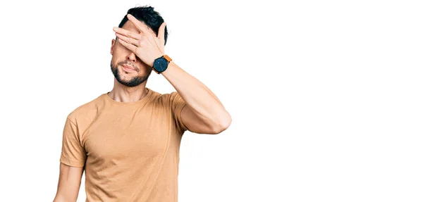 Hombre Hispano Con Barba Vistiendo Camiseta Casual Cubriendo Los Ojos —  Fotos de Stock