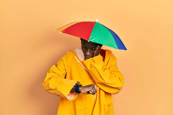 Jeune Homme Afro Américain Portant Imperméable Jaune Regardant Heure Montre — Photo