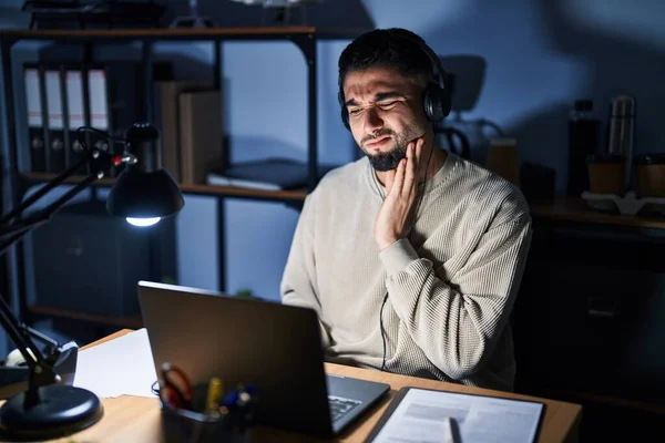 Young Handsome Man Working Using Computer Laptop Night Touching Mouth — Stockfoto