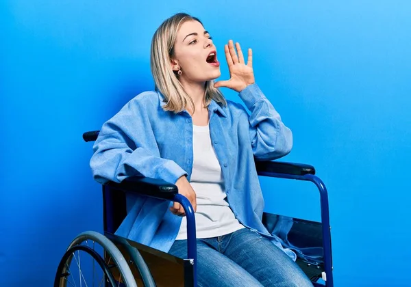 Красивая Белая Женщина Сидящая Инвалидной Коляске Кричащая Громко Бок Рукой — стоковое фото