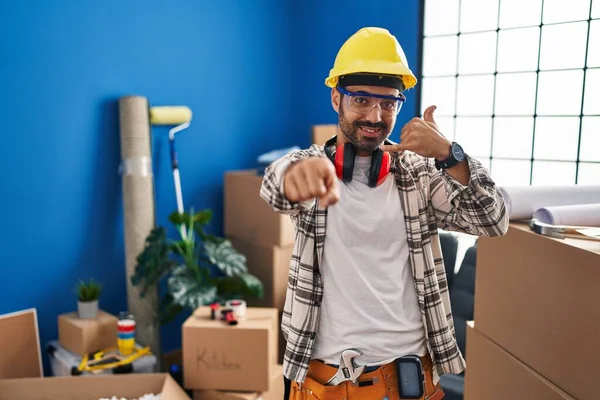 Young Hispanic Man Beard Working Home Renovation Smiling Doing Talking — Stockfoto