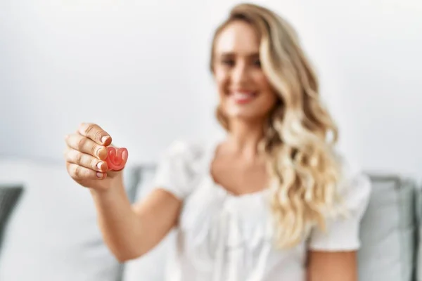 Mladá Žena Drží Menstruační Pohár Sedí Pohovce Doma — Stock fotografie