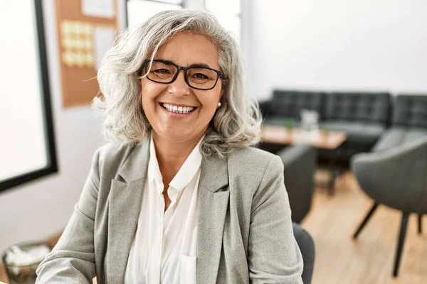 Mujer Negocios Pelo Gris Mediana Edad Sonriendo Feliz Trabajando Oficina —  Fotos de Stock