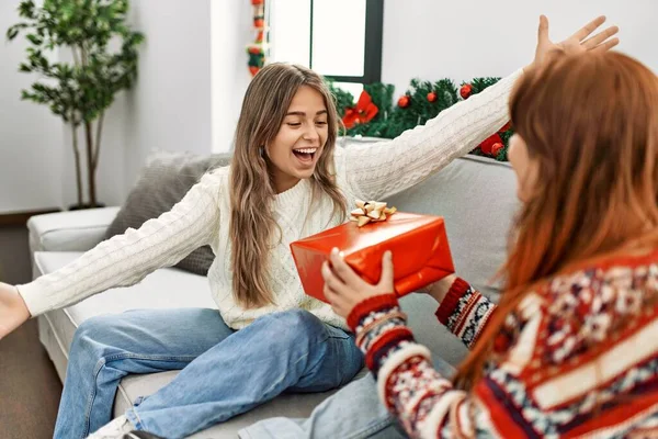 Evde Noel Dekorunun Yanında Oturan Hediye Sahibi Kadın Çift Şaşırdı — Stok fotoğraf