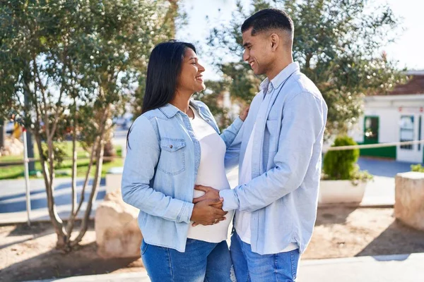 Jong Latijn Paar Verwachten Baby Staan Samen Aanraken Buik Park — Stockfoto