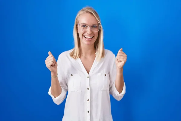 Young Caucasian Woman Standing Blue Background Celebrating Surprised Amazed Success — Stock Photo, Image