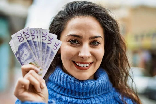 Wanita Hispanik Muda Tersenyum Bahagia Memegang Sweden Krone Uang Kertas — Stok Foto