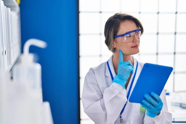 Young Woman Scientist Using Touchpad Doubt Expression Laboratory — Stock Photo, Image