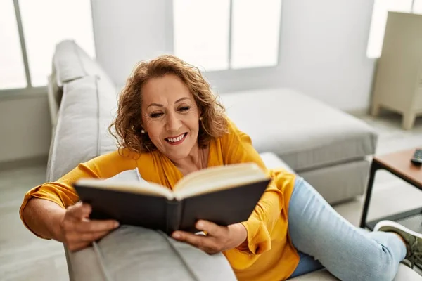 Medelålders Kaukasiska Kvinna Läser Bok Sitter Soffan Hemma — Stockfoto