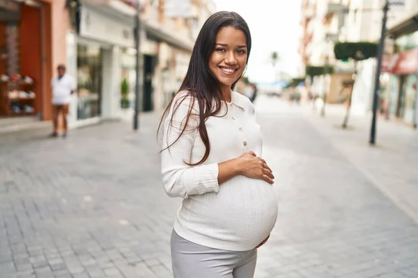 Junge Lateinamerikanische Frau Schwanger Lächelt Selbstbewusst Und Berührt Bauch Auf — Stockfoto