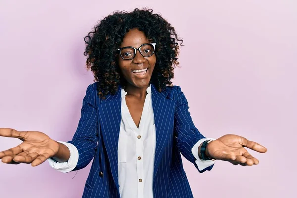 Молода Афроамериканка Одягнена Діловий Одяг Окуляри Посміхається Радістю Пропонуючи Руки — стокове фото